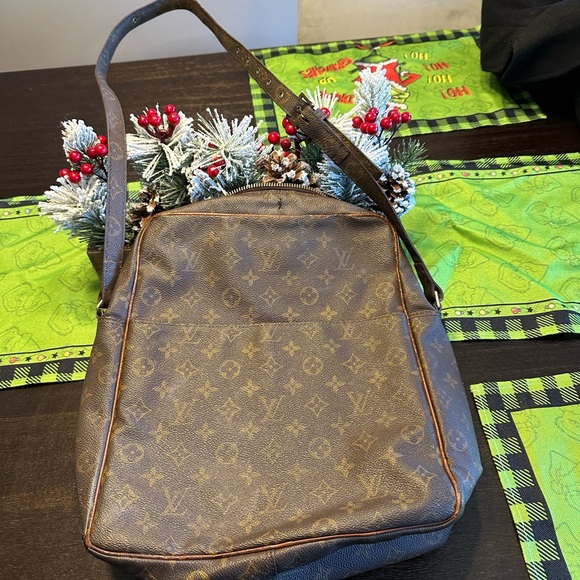 Louis Vuitton Brown Monogram  woman’s crossbody /travel bag large - Picture 3 of 16